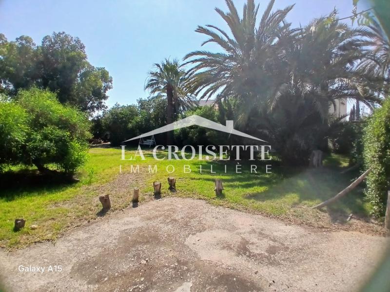 Villa S+2 avec un grand Jardin et une piscine à La Soukra
