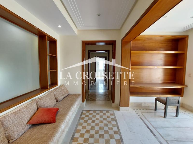 Villa S+6 avec piscine à Gammarth