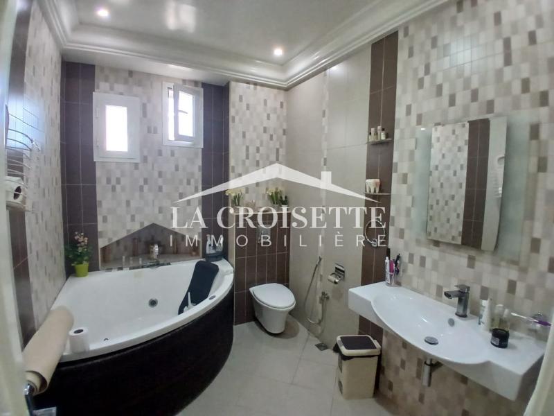 Villa S+4 avec piscine à La Soukra