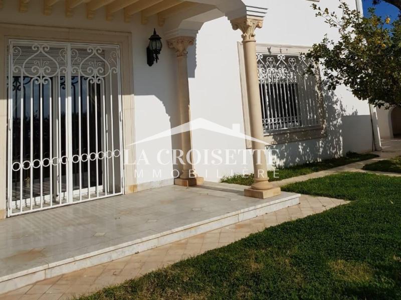 Villa S+8 pied dans l'eau à Carthage