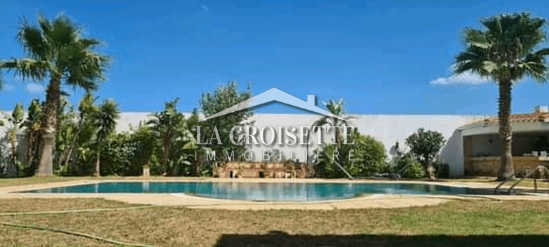 villa S+4 avec piscine à La Soukra