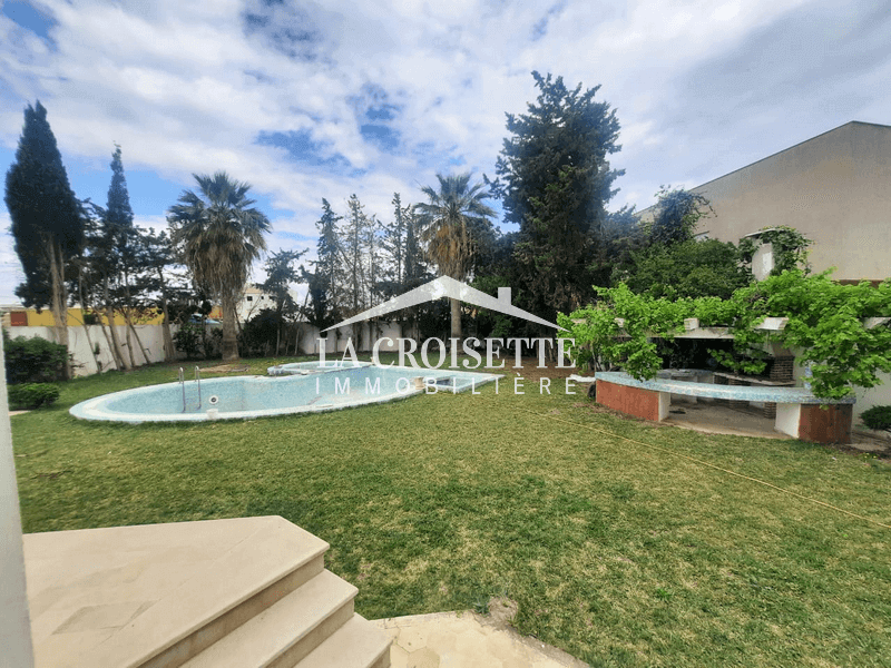 Villa S+4 avec piscine à La Soukra