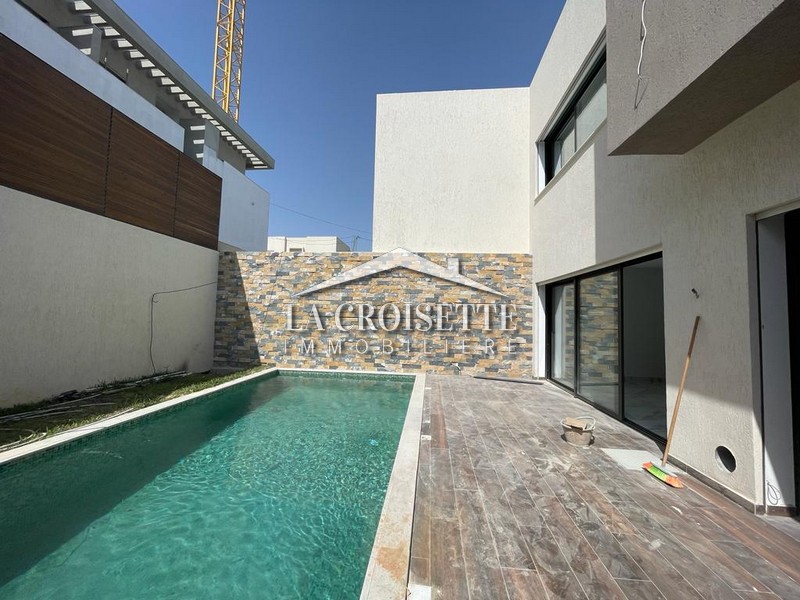 Villa S+4 avec piscine à La Soukra