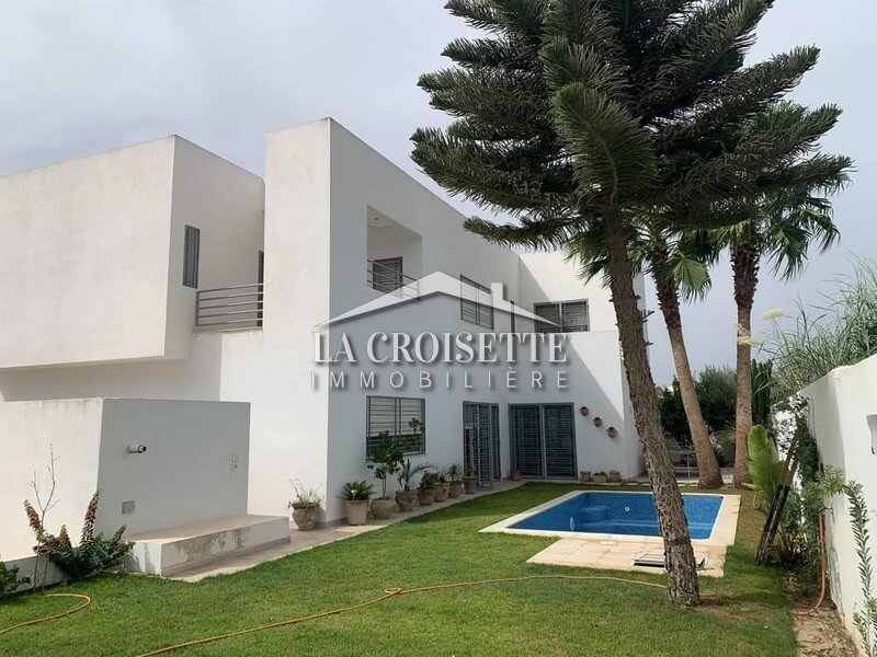 Villa S+5 avec piscine à La Soukra