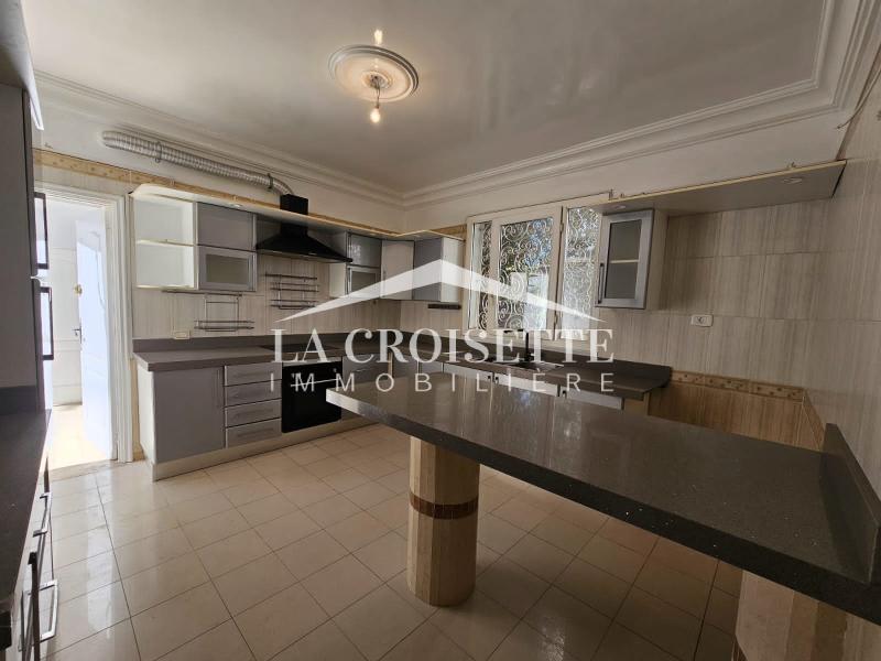 Villa S+4 avec piscine à La Soukra