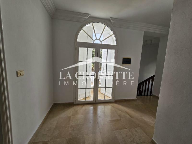 Villa S+4 avec piscine à La Soukra