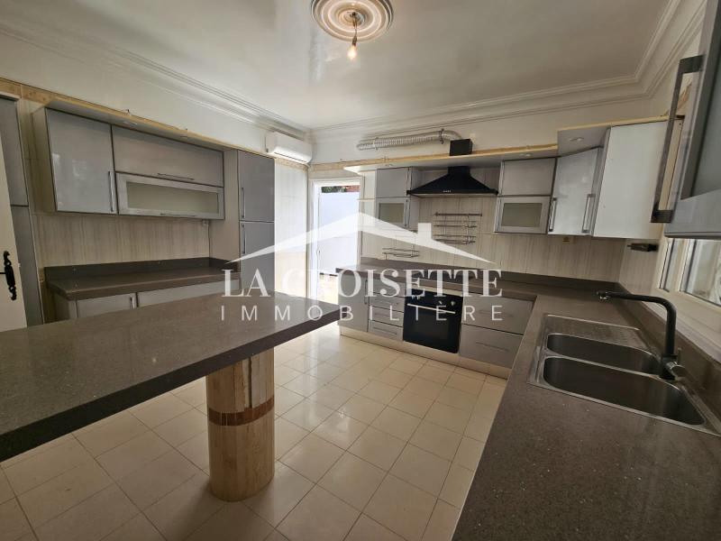 Villa S+4 avec piscine à La Soukra