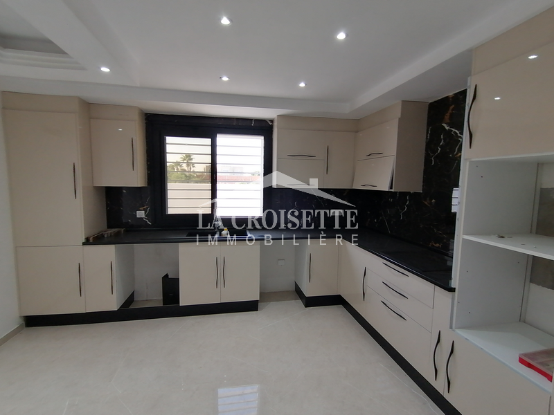 Appartement S+3 avec jardin et piscine à La Soukra