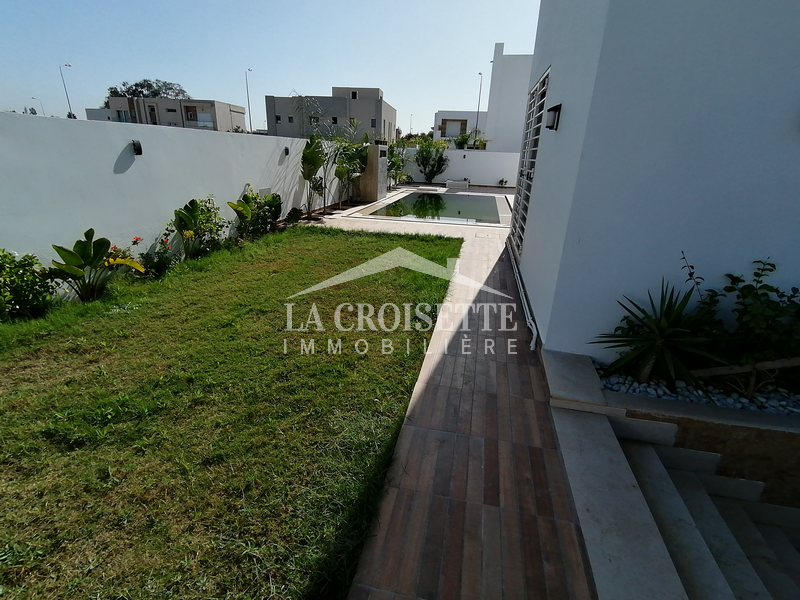 Appartement S+3 avec jardin et piscine à La Soukra