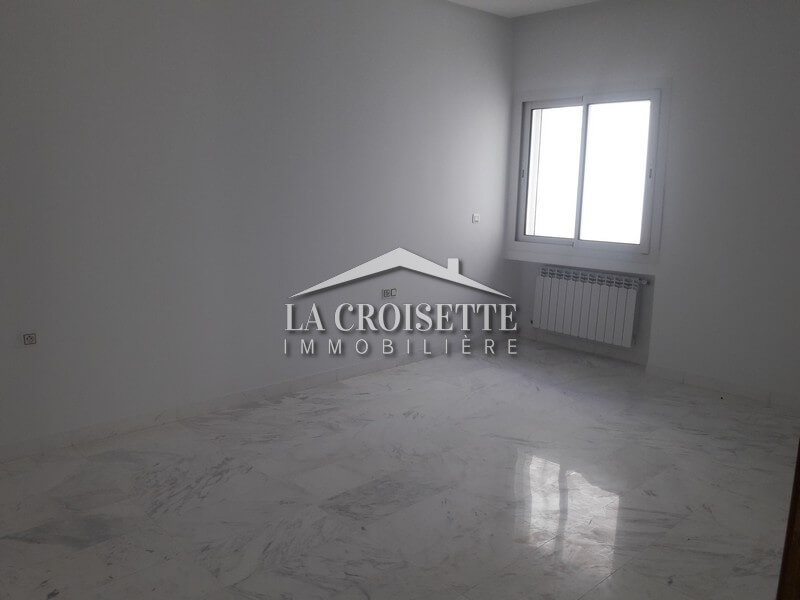 Duplex S+4 avec piscine à La Soukra