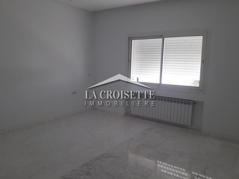 Duplex S+4 avec piscine à La Soukra