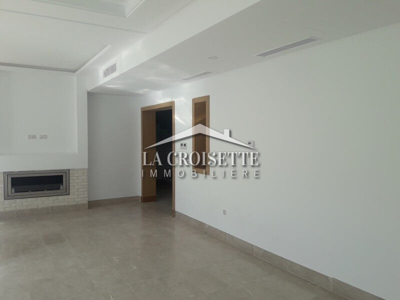 Duplex S+4 avec piscine à La Soukra