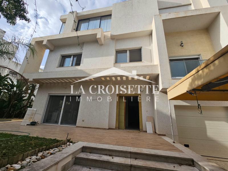 Duplex S+3 avec jardin et piscine à La Soukra