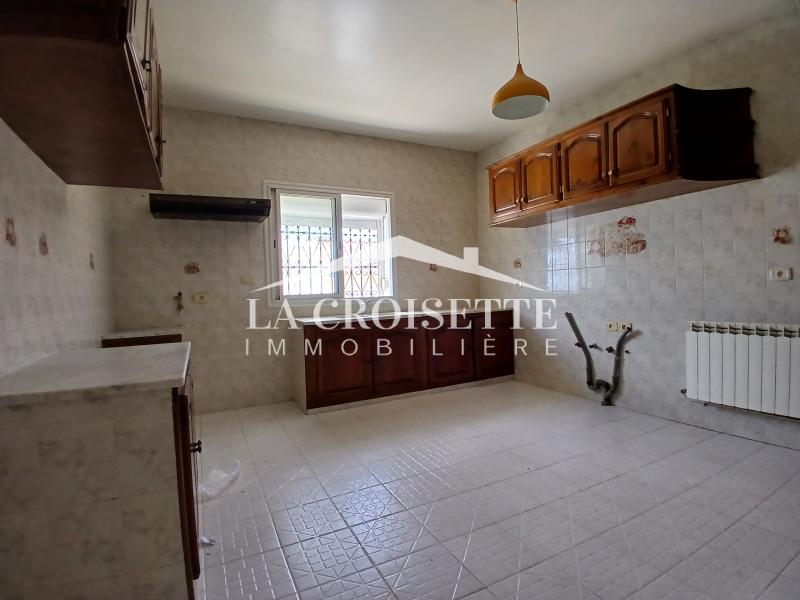 Etage de villa S+3 à La Marsa