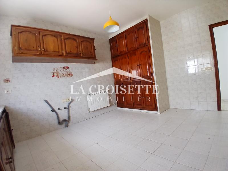 Etage de villa S+3 à La Marsa