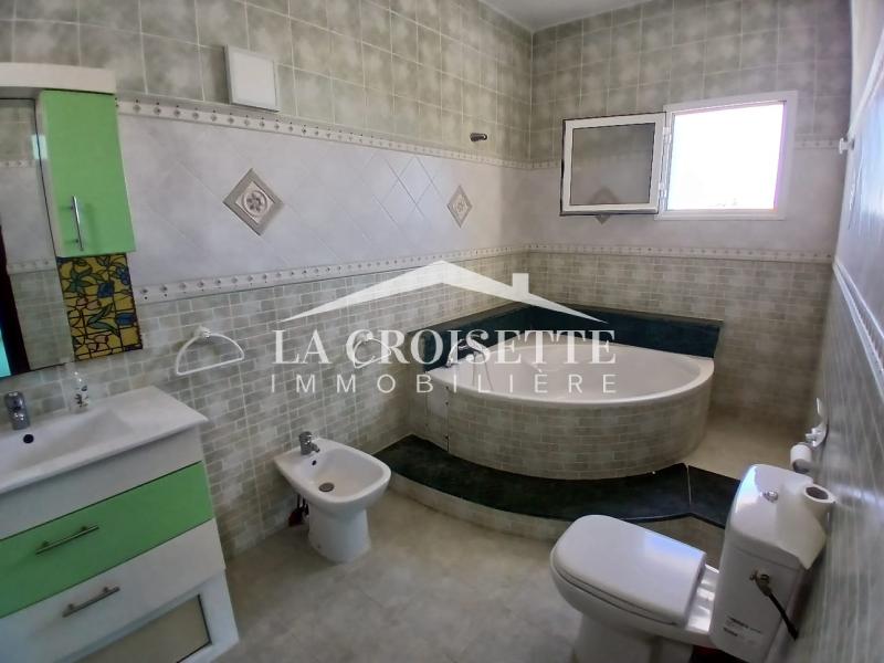 Etage de villa S+3 à La Marsa