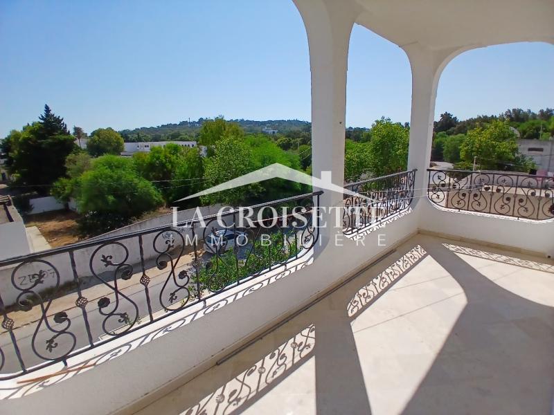 Etage de villa S+3 à La Marsa