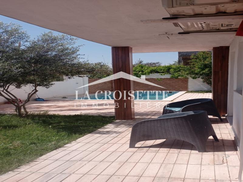 Rez-de-chaussée de villa S+2 avec piscine à Gammarth