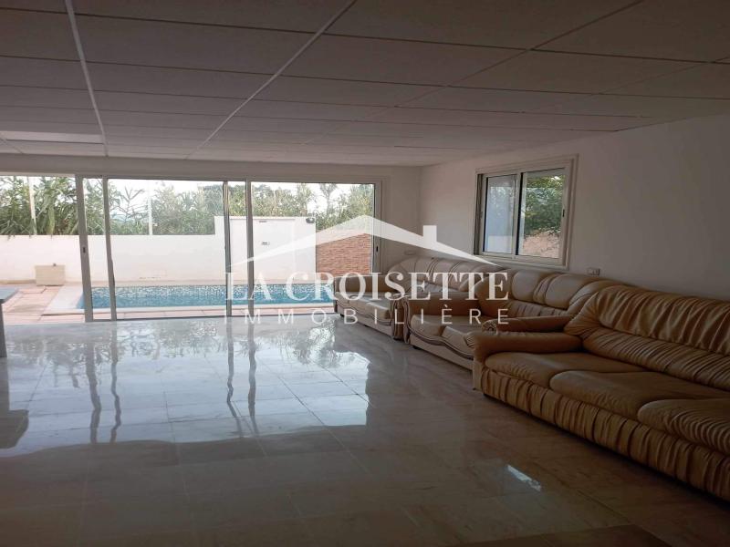 Rez-de-chaussée de villa S+2 avec piscine à Gammarth