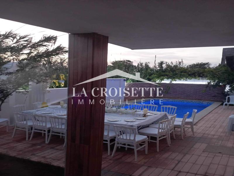 Rez-de-chaussée de villa S+2 avec piscine à Gammarth