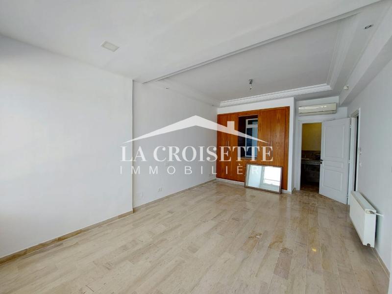 Triplex S+4 avec vue sur mer à La Marsa