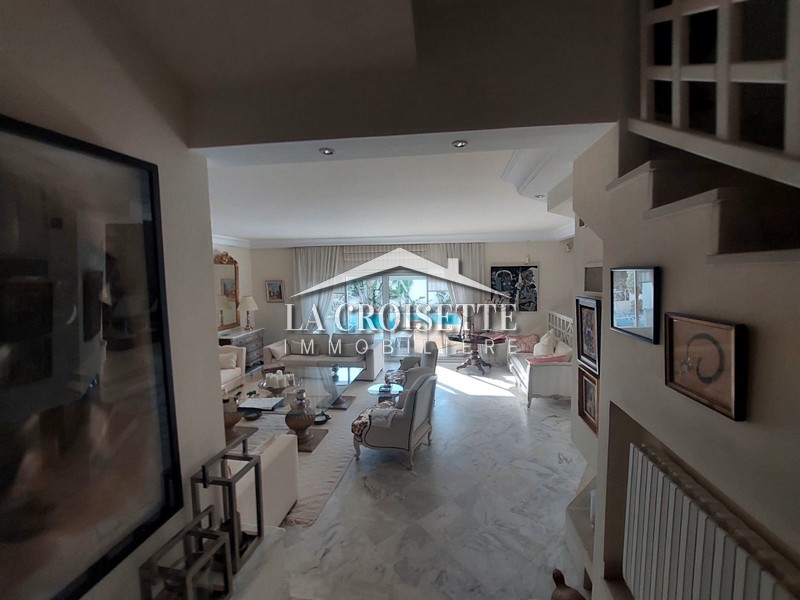 Villa S+4 meublée avec piscine à Gammarth