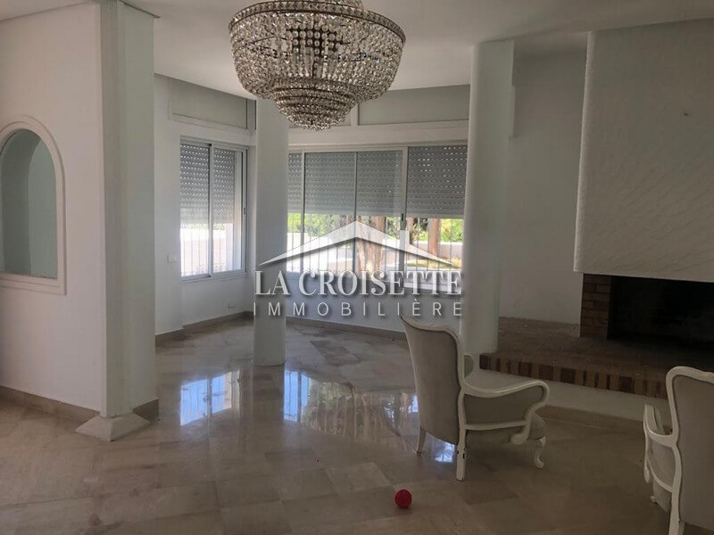  Villa S+5 avec piscine à Gammarth 