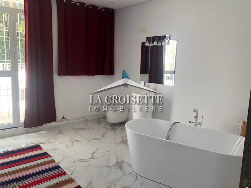  Villa S+5 avec piscine à Gammarth 
