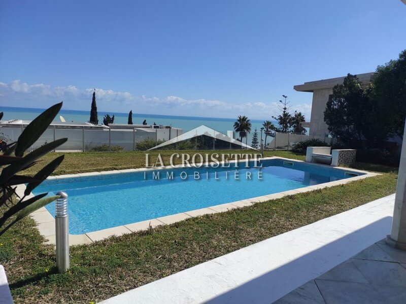 Villa S+4 avec piscine et vue sur mer à Gammarth.