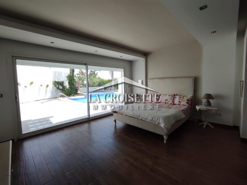 Villa de maître S+4 vide ou meublée à La Soukra