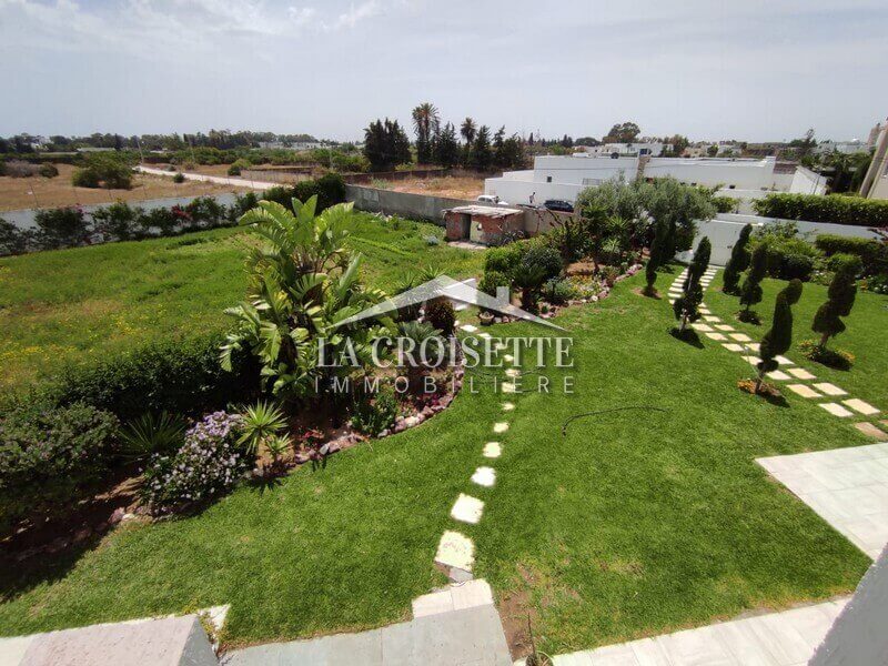 Villa de maître S+4 vide ou meublée à La Soukra