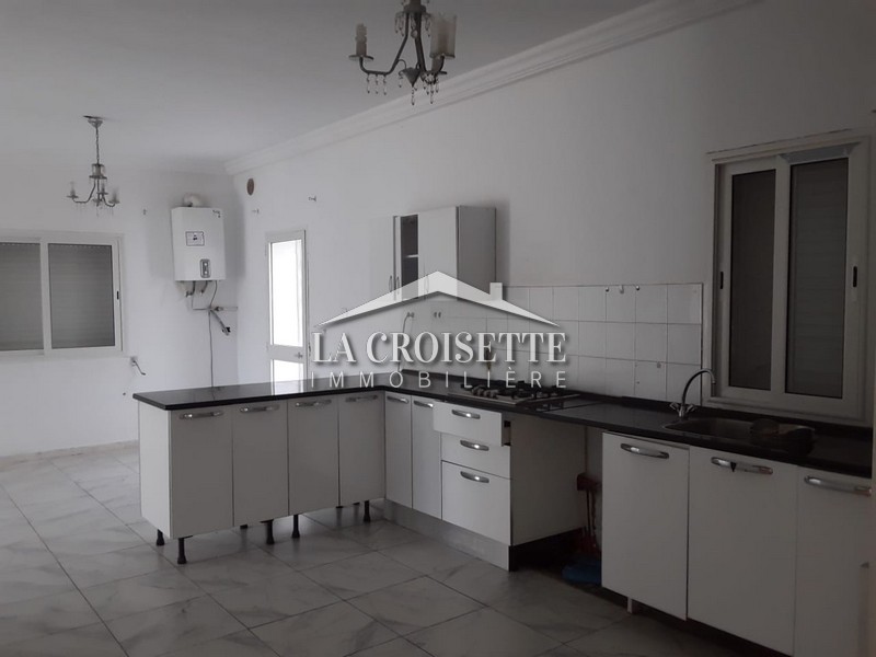 Villa S+6 avec piscine à La Soukra