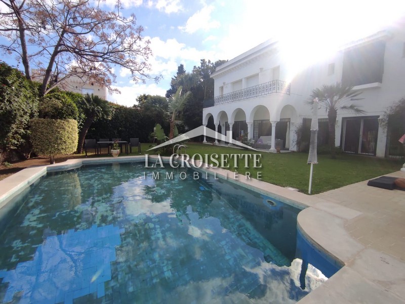 Villa S+6 avec piscine à Gammarth