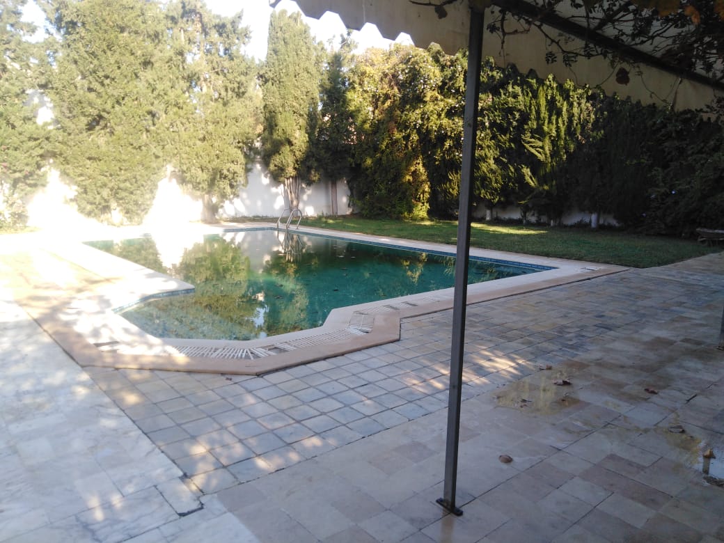 Villa plain pied S+5 avec piscine à La Soukra