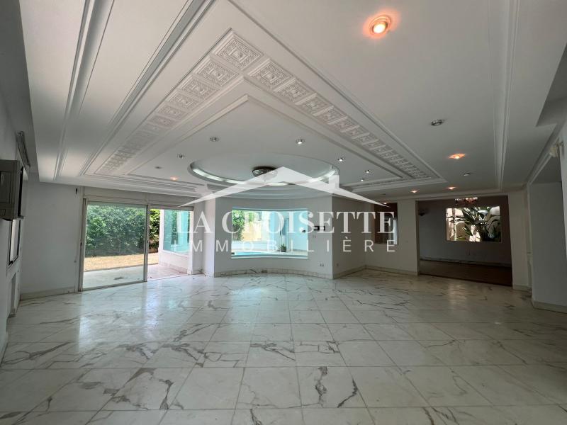 Villa S+6 avec piscine couverte à L'aouina