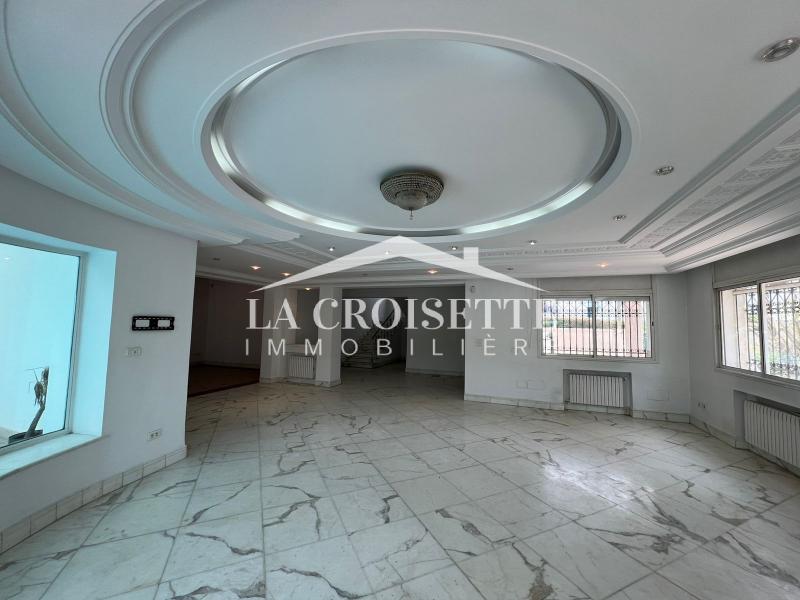Villa S+6 avec piscine couverte à L'aouina