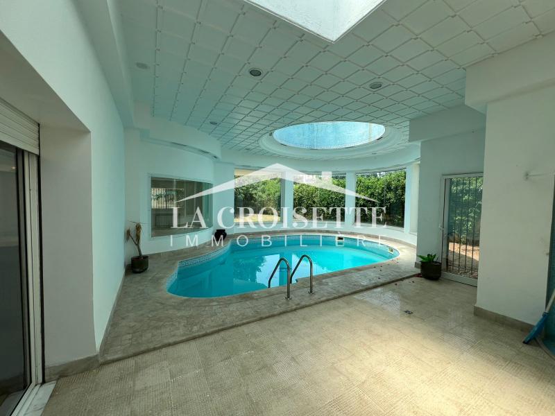 Villa S+6 avec piscine couverte à L'aouina