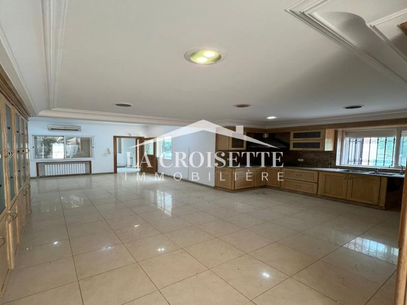 Villa S+6 avec piscine couverte à L'aouina