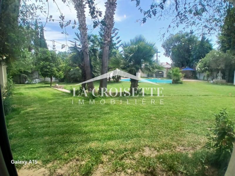 Villa S+5 avec piscine à La Soukra