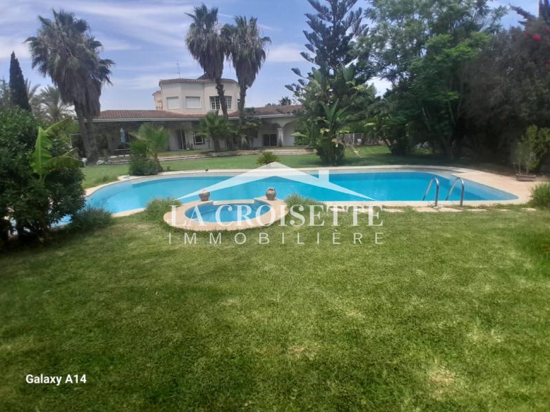 Villa S+5 avec piscine à La Soukra