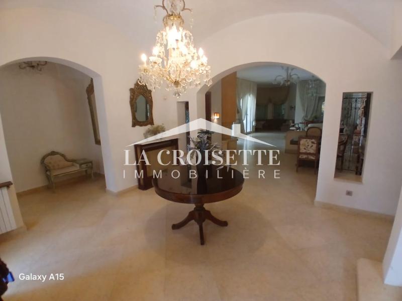 Villa S+5 avec piscine à La Soukra