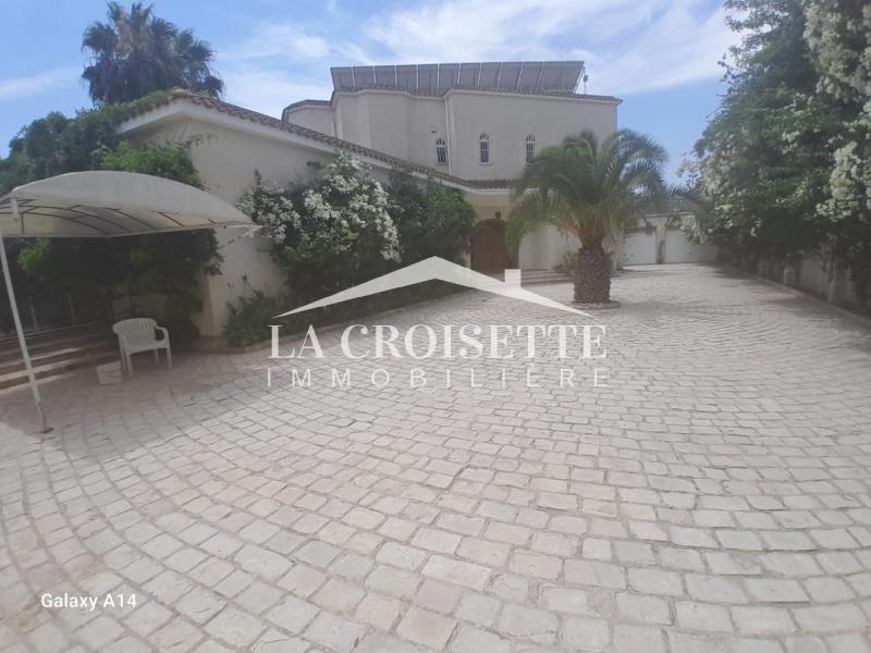 Villa S+5 avec piscine à La Soukra