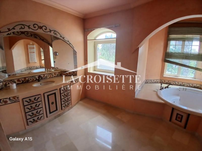 Villa S+5 avec piscine à La Soukra