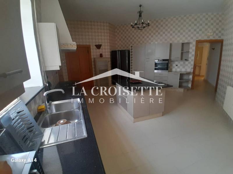 Villa S+5 avec piscine à La Soukra