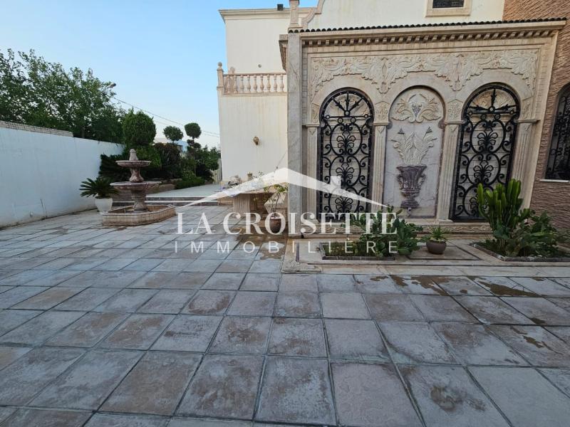Villa de maître S+5 à La Soukra