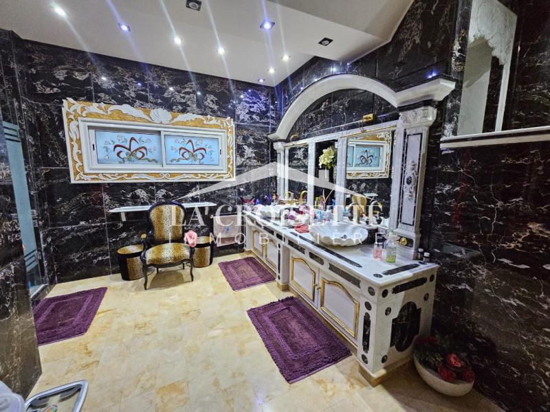 Villa de maître S+5 à La Soukra