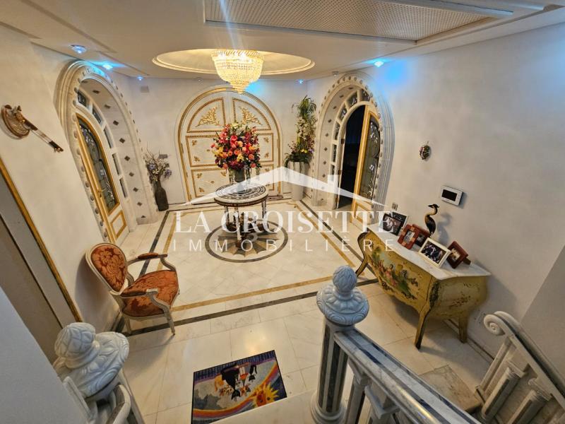 Villa de maître S+5 à La Soukra