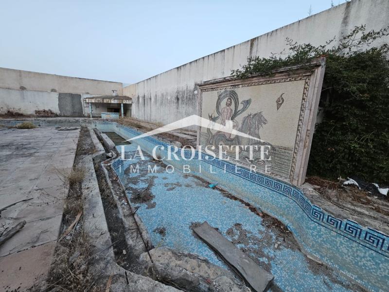 Villa à retaper S+5 avec piscine à La Soukra