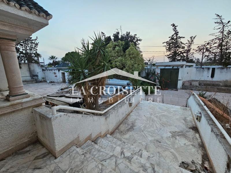 Villa à retaper S+5 avec piscine à La Soukra
