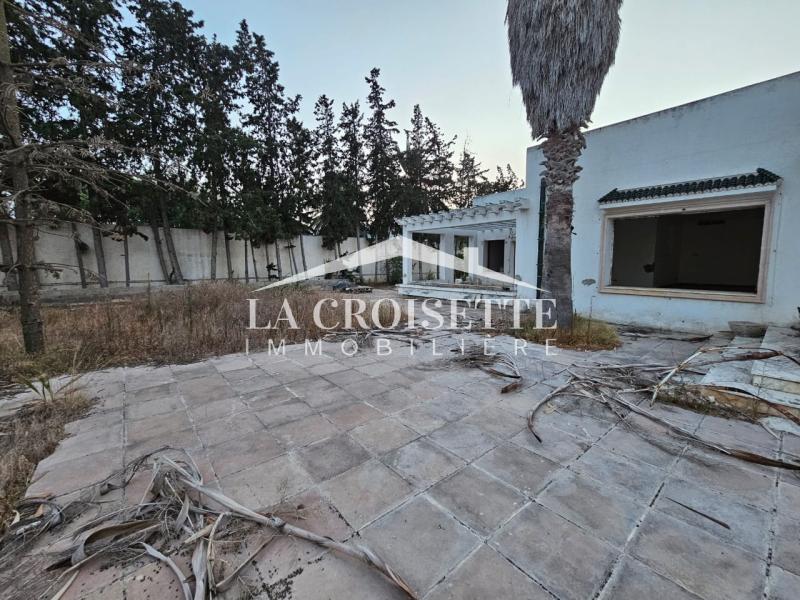 Villa à retaper S+5 avec piscine à La Soukra